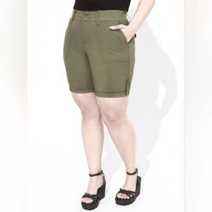 NWOT Bermuda Stretch Mid-Rise Cargo Short Size 16